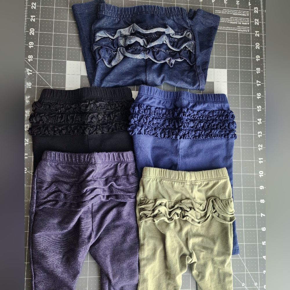 Old Navy 5 Piece Set of Ruffled Baby Pants / Leggings. Size 3-6 Months